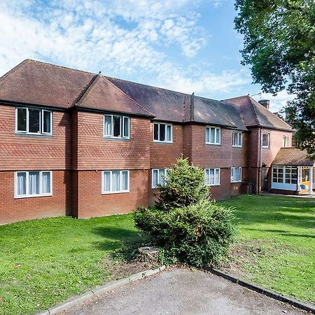 Travelodge Walton On Thames Buitenkant foto